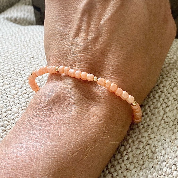 Peachy Pearlized Shell Bead Bracelet - Picture 3 of 5